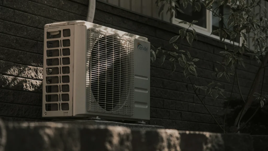 Montaż klimatyzacji w Twardogórze – estetyczna instalacja klimatyzatora na ścianie budynku